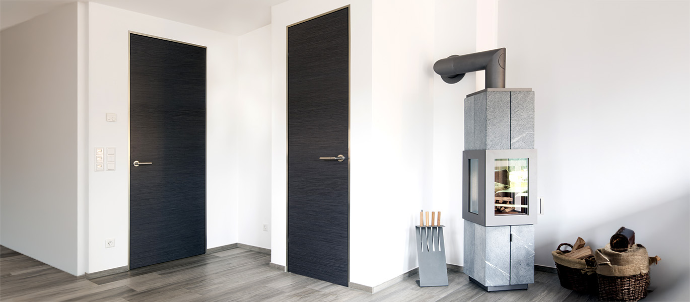 wandbündige Türen mit Türblatt Alpi Furnier Ebenholz in heller und moderner Optik. Türmodell: modulWERK 2.0 by vitaDOOR